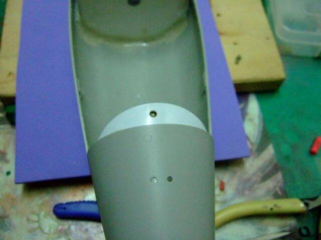 上下船身使用螺絲鎖住